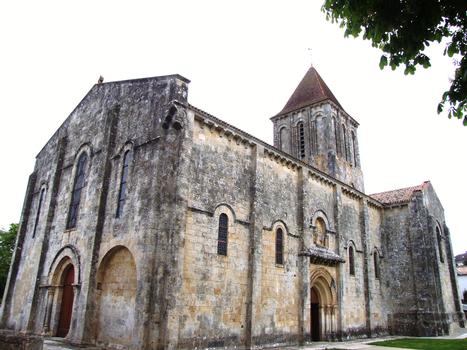 Melle - Eglise Saint-Pierre - Ensemble avec la façade occidentale