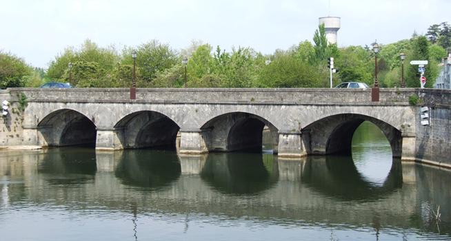 Niort - Old bridge across the Sèvres Niortaise