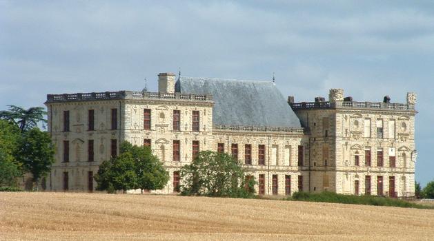 Château d'Oiron - Côté campagne - A gauche le pavillon du Roi à droite le pavillon des Trophées
