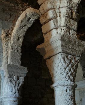 Champdeniers-Saint-Denis - Eglise Notre-Dame: Crypte romane chapiteau