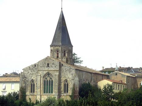 Champdeniers-Saint-Denis - Eglise Notre-Dame - Vue du chevet et du clocher