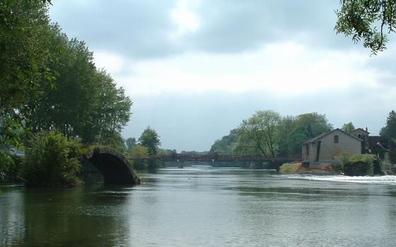Dole - Ancien pont roman - Vestiges du pont à côté du Grand pont et de la passerelle