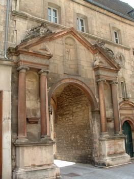 Dole - Palais de Justice (ancien couvent des Cordeliers) - Ancien portail d'accès au couvent construit en 1572
