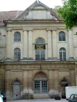 Dole - Palais de Justice (ancien couvent des Cordeliers) - Entrée du palais de Justice (bâtiments reconstruits au 18ème siècle)
