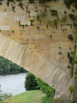 Pont de Mouleydier sur la Dordogne Appui d'une arche sur une culée