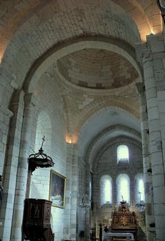 Grand-Brassac - Eglise Saint-Pierre-et-Saint-Paul - Deux travées du choeur et la première coupole de la nef