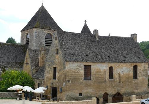 Château de Saint-Geniès - Le château a été construit après la destruction de l'ancien château pendant les guerres de religion en réunissant deux maisons du 13 ème siècle