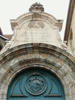 Besançon - Grand séminaire - Dessus de la porte d'entrée