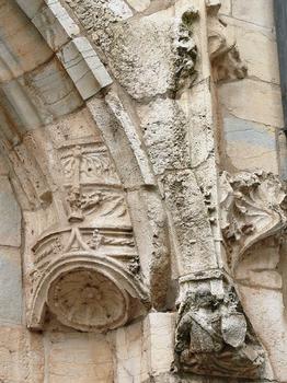 Besançon - Eglise Notre-Dame (ancienne abbaye bénédictine Saint-Vincent) - Décoration de la porte de l'abbaye