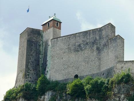 Besançon - Citadelle de Besançon vue du faubourg Rivotte - La tour du roi