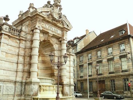 Besançon - L'hôtel de Camus et la fontaine de la place Jean-Cornet [18ème siècle]
