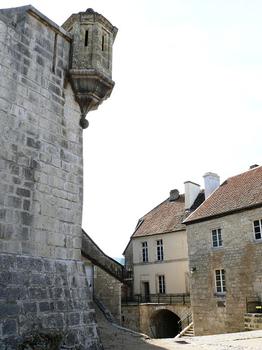 La-Cluse-et-Mijoux - Château de Joux - Basse cour entre la 3 ème enceinte et la 2 ème enceinte. Porte d'accès à la basse cour et casernes prévues pour loger 200 hommes