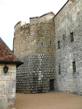La-Cluse-et-Mijoux - Château de Joux - Tour Grammont de la première enceinte, tour à bossages ou se situe le cachot dit de Berthe de Joux