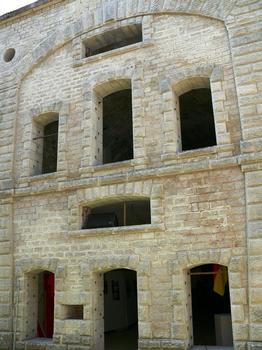 La-Cluse-et-Mijoux - Château de Joux - Casernements construits vers 1850 sur les plans de Joffre alors capitaine du génie dans le «fort Joffre»