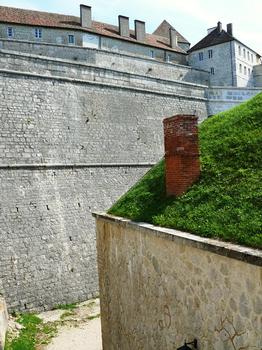 La-Cluse-et-Mijoux - Château de Joux - «Fort Joffre» au premier plan, 4ème et 3ème enceintes: La-Cluse-et-Mijoux - Château de Joux - «Fort Joffre» au premier plan, 4 ème et 3 ème enceintes