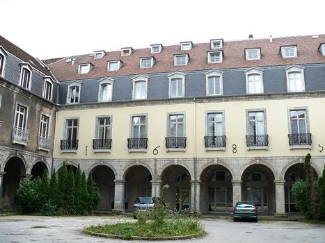 Besançon - Ancien couvent des Grands Carmes - Le cloître construit vers 1686