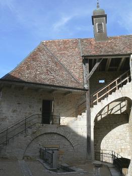 La-Cluse-et-Mijoux - Château de Joux - Tour Mirabeau de la 2 ème enceinte où fut prisonnier Mirabeau. Porte d'accès à la cour avec un escalier réalisé suivant les plans de Vauban