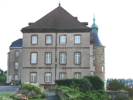 Montbéliard - Château des ducs de Wurtemberg - Château-Derrière ou Neuf-donjon reconstruit en 1751 par le baron Gemmingen (actuel musée du château), à droite la tour Frédéric ou tour Rouge construite en 1594-1595, à gauche la tour éperon nord