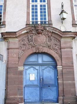 Montbéliard - Château des ducs de Wurtemberg - Château-Derrière ou Neuf-donjon: porte d'entrée du château et du musée