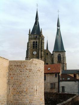 Dourdan - Eglise Saint-Germain-l'Auxerrois - L'église au-dessus des remparts du château