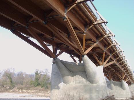 Crest - Pont de bois - Vue de la sous-face du tablier et des bracons sur appui