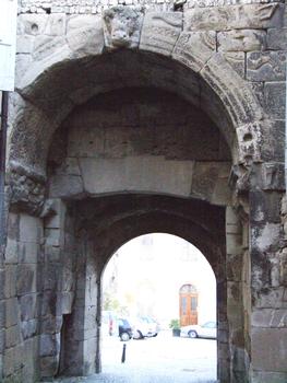 Die - Remparts - Porte Saint-Marcel - Ancien arc municipal gallo-romain remonté contre la porte Saint-Marcel côté centre ville