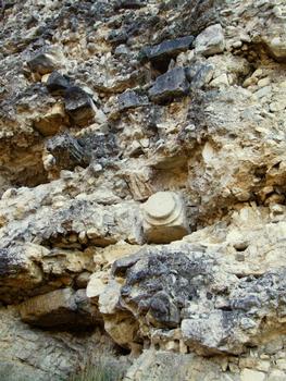 Die - Remparts - Réutilisation de morceaux de monuments antiques à la base des remparts gallo-romains