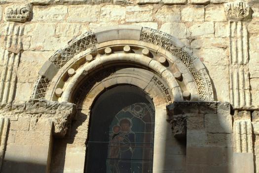 Saint-Paul-Trois-Châteaux - Ancienne cathédrale Notre-Dame-et-Saint-Paul - Façade Sud de la nef - Fenêtre et décoration