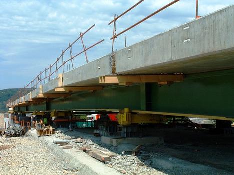 Valence - Pont sud au-dessus de l'A7 - Déformation des poutres métalliques sous l'action du poids du tablier
