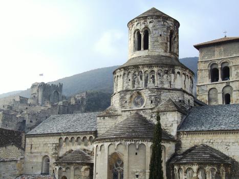 Cruas - Vue d'ensemble depuis le chevet de l'ancienne abbatiale Sainte-Marie avec le château abbatial et la chapelle Saint-Benoît dominant le vieux village médiéval