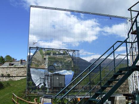 Mont-Louis - Four solaire - Héliostat reflétant le concentrateur parabolique. En arrière plan les remparts de Mont-Louis
