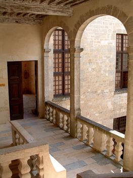 Duras - Château - Galerie donnant sur la cour