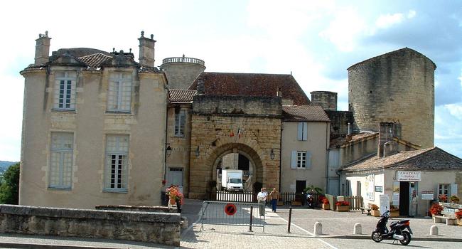 Duras - Château - Entrée sur la cour