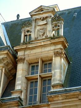 Ecouen - Château - Fenêtre haute sur cour - Devise APLANOS