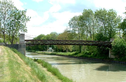 Pont de bois d'Esbly au-dessus du canal de Chalifert
