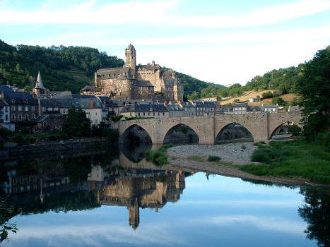 Estaing
Bridge from upstream and castle