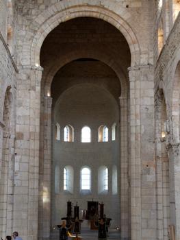 Ancienne abbatiale Notre-Dame - Nef: croisée du transept et, en arrière-plan, l'abside reconstruite