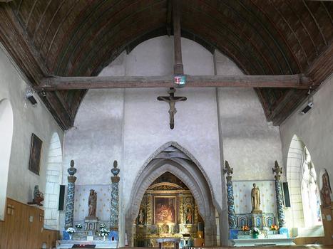 La Ferrière-sur-Risle - Eglise Saint-Georges - Nef avec statues de Notre Dame et de saint Michel, le maître autel dans le choeur