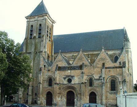 Châteaudun - Eglise de la Madeleine - Ensemble de l'église vu de la place