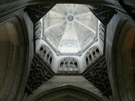 Evreux - Cathédrale Notre-Dame - Tour lanterne de la croisée du transept. Début de la reconstruction de la croisée du transept par l'évêque Jean IV Balue [1465-1467], favori du roi Louis XI, grâce à la libéralité du roi
