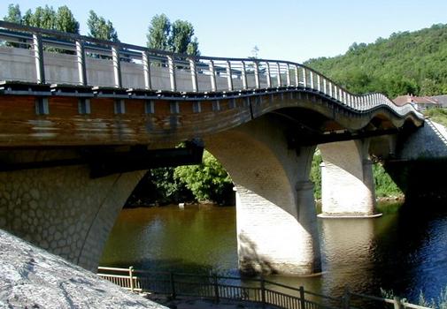 Brücke in Les Eyzies-de-Tayac-Sireuil: Verbreiterung der Brücke in Les Eyzies-de-Tayac-Sireuil mit einem Steg, der auf Konsolen an der bestehenden Brücke befestigt ist