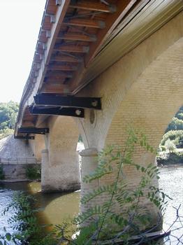 Brücke in Les Eyzies-de-Tayac-Sireuil: Verbreiterung der Brücke in Les Eyzies-de-Tayac-Sireuil mit einem Steg, der auf Konsolen an der bestehenden Brücke befestigt ist