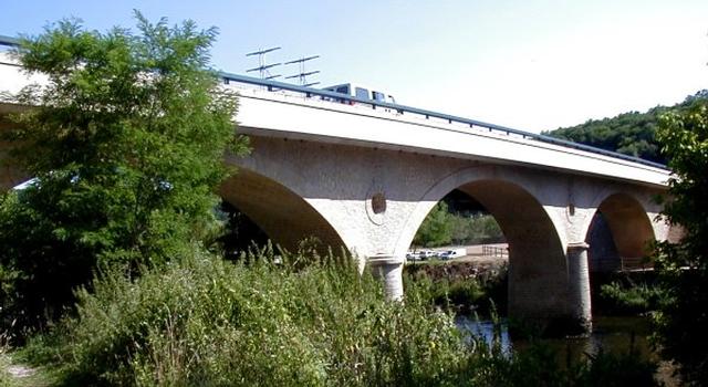 Straßenbrücke in Les Eyzies-de-Tayac-Sireuil mit einem Steg