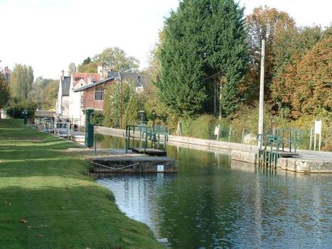 Lock on the canalized Ourcq at Ferté-Milon