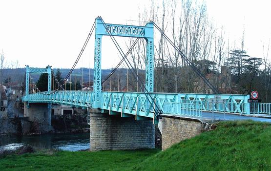 Feneyrols - Pont suspendu sur l'Aveyron reconstruit après la crue de 1932 - Ensemble