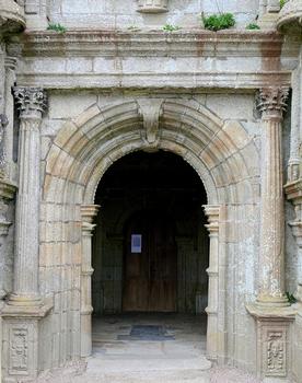 Goulven - Eglise Saint-Goulven - Clocher-porche construit à partir de 1593 - Portail du porche