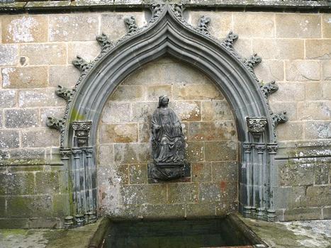 Le Folgoët - Basilique Notre-Dame - Fontaine au chevet de l'église