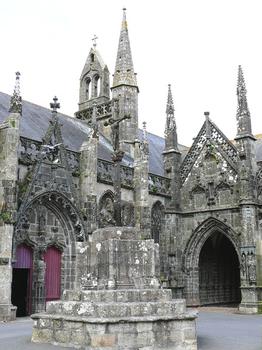 Le Folgoët - Basilique Notre-Dame - Calvaire, portail latéral sud et portail dans le bras sud du transept