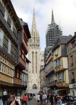 Quimper - Cathédrale Saint-Corentin - Vue d'une tour de la façade depuis la rue Kéréon