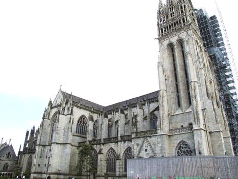 Quimper - Cathédrale Saint-Corentin - Ensemble - La façade est en cours de restauration